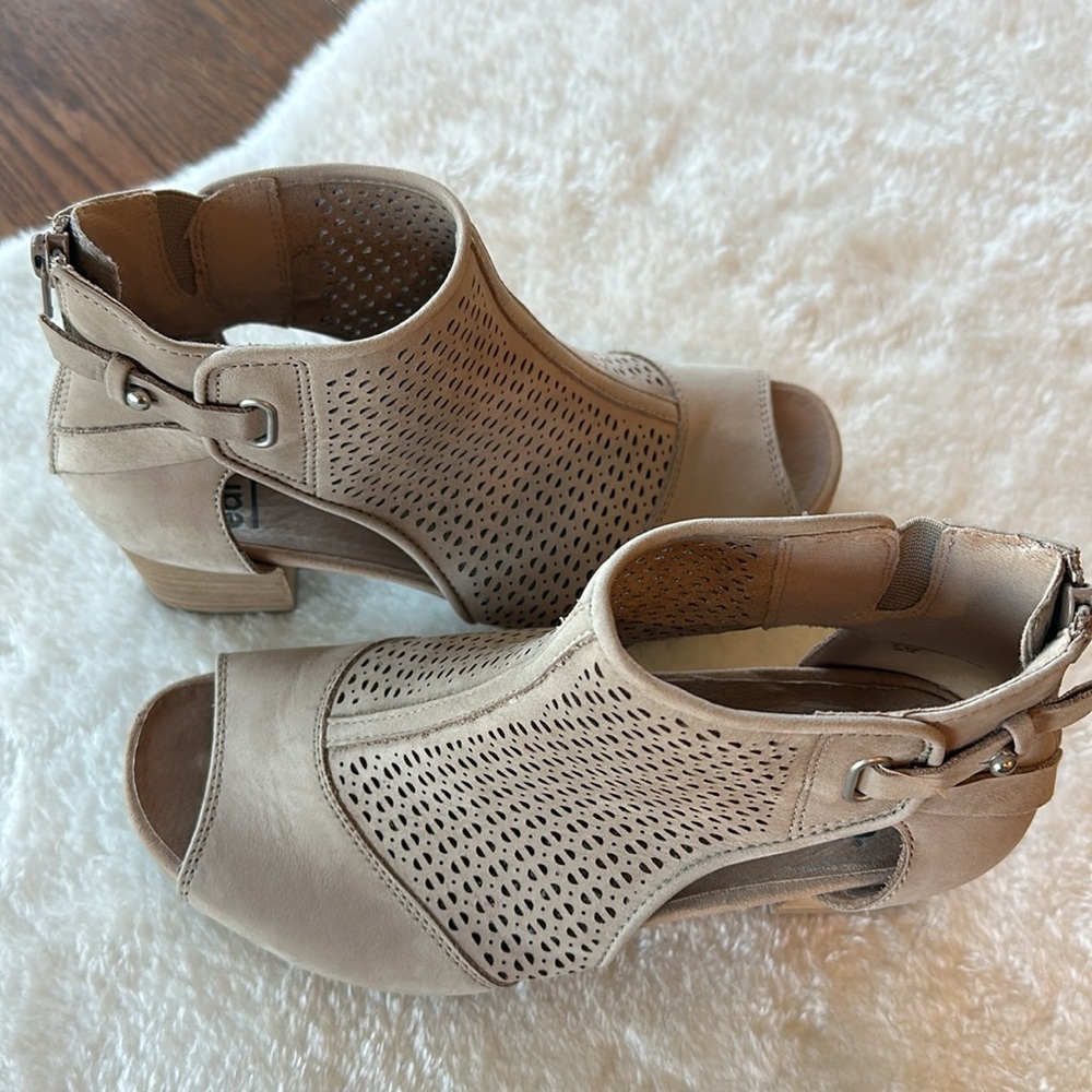 Earth sandals